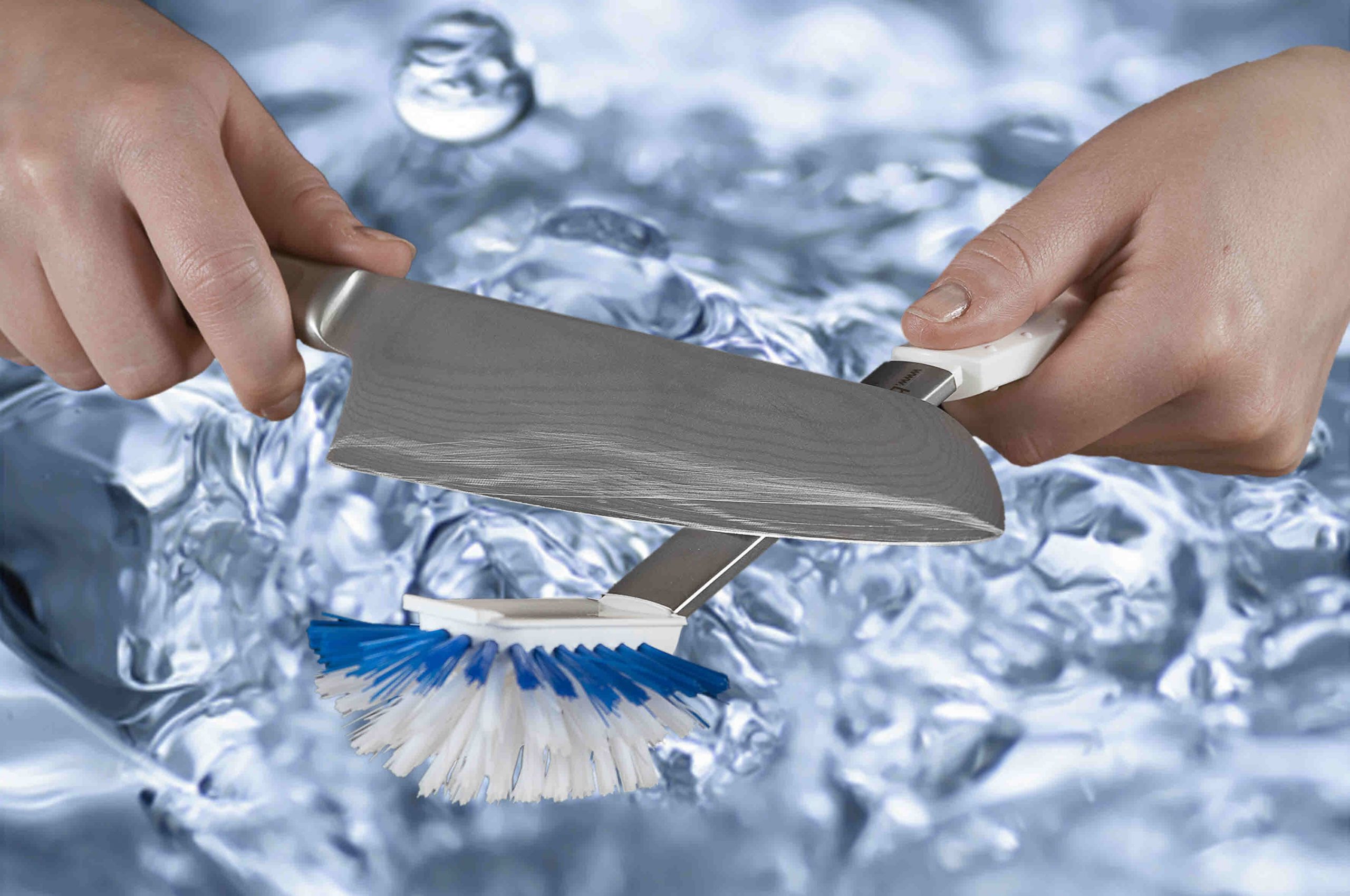 Brossa Nova +1 Hybrid-Spülbürste, KÜCHENMESSER SCHÄRFT MAN NASS - AM BESTEN GLEICH BEIM SPÜLEN